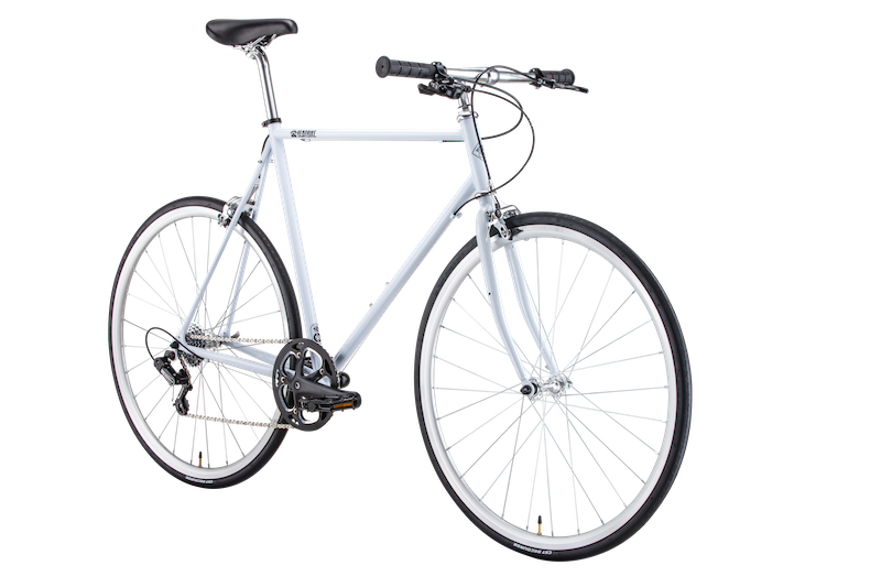 Фото выбрать и купить городской или дорожный велосипед для города и велопрогулок со склада в СПб - большой выбор для взрослого и для детей, велосипед bearbike honk kong (2021) белый, размер 500 мм велосипеды в наличии - интернет-магазин Мастерская Тимура