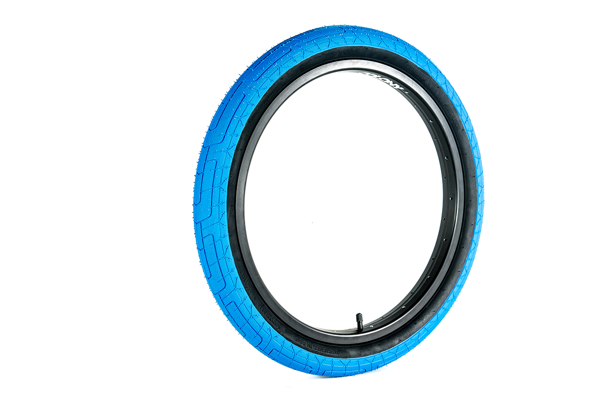 Фото выбрать и купить покрышка 20" 03-002102 grip lock tyre - steel bead 20 x 2.2", цвет blue tread/black wall, арт. i30-109f colony для велосипедов со склада в СПб - большой выбор для взрослого, запчасти для велосипедов в наличии - интернет-магазин Мастерская Тимура